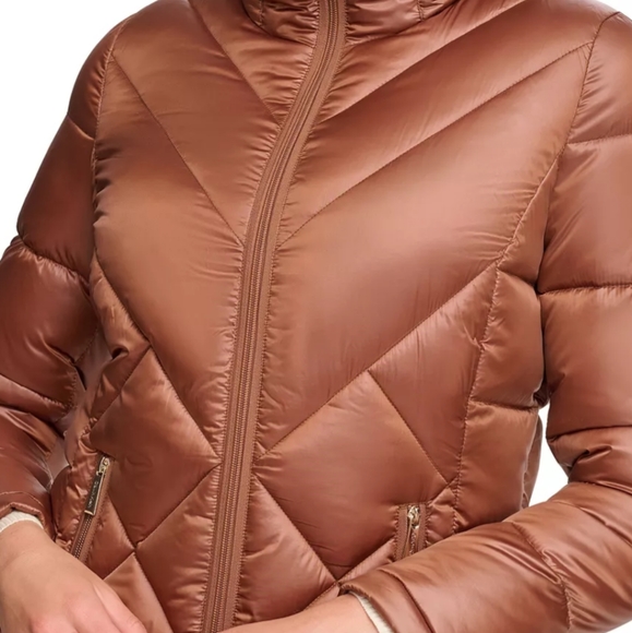 A cozy puffer coat with a shine finish. Calvin Klein. 7 F warmth factor size XS - Picture 12 of 12